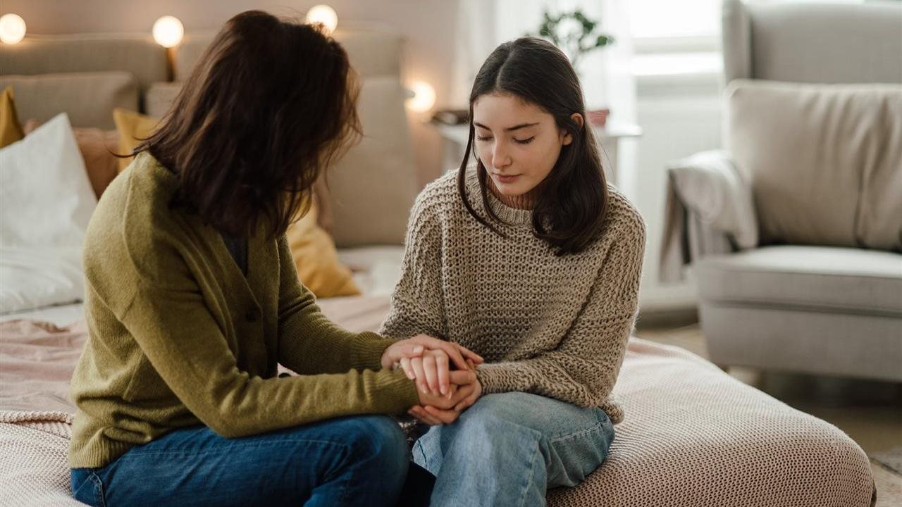 Mom and daughter having serious conversation.  Bend Health works with families and connects children to appropriate care.
