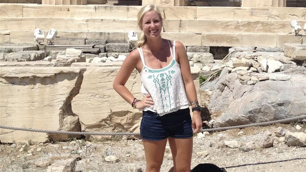 Gretchen, que vive con diabetes tipo 1 (DT1), de vacaciones en Grecia.