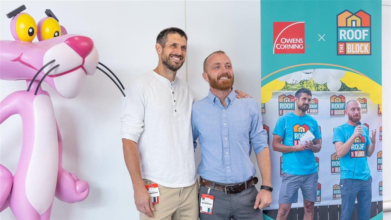 Dos hombres y la pantera rosa en un evento de Owens Corning.