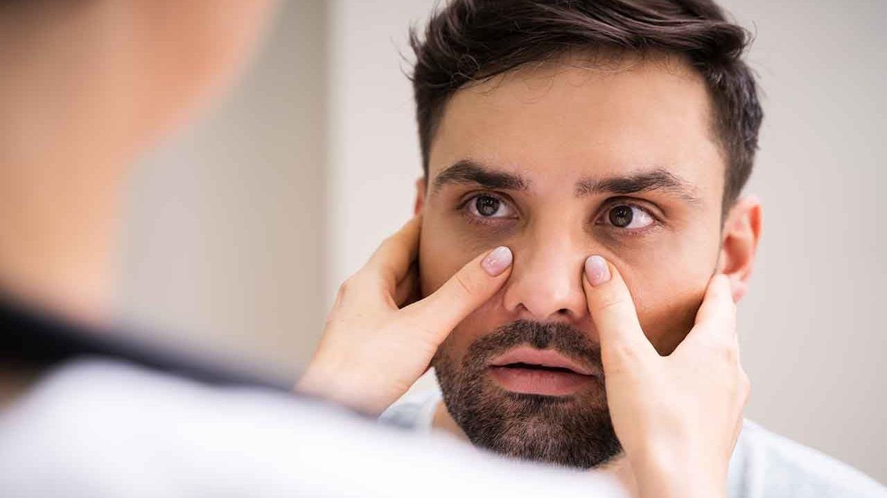 Hombre haciéndose un examen de los senos paranasales.