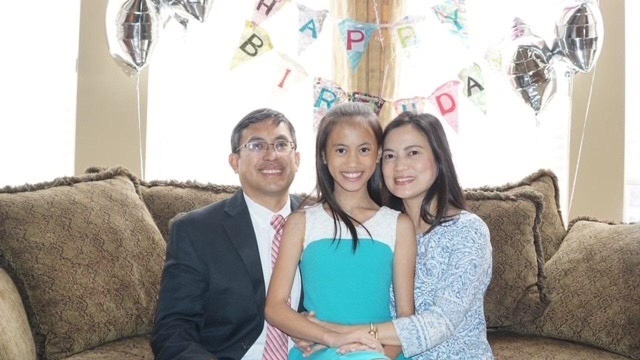 Terese y sus padres en su cumpleaños. La mayoría de la gente debería vacunarse contra la gripe en septiembre u octubre.