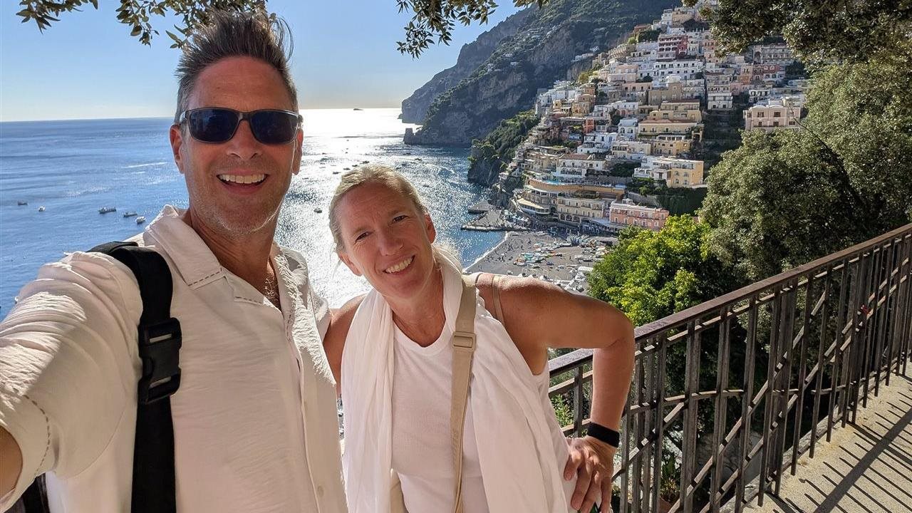 Erik y su esposa de vacaciones. Pregunta a tu médico sobre las opciones de CGM, incluidos los sistemas Libre de Abbott.
