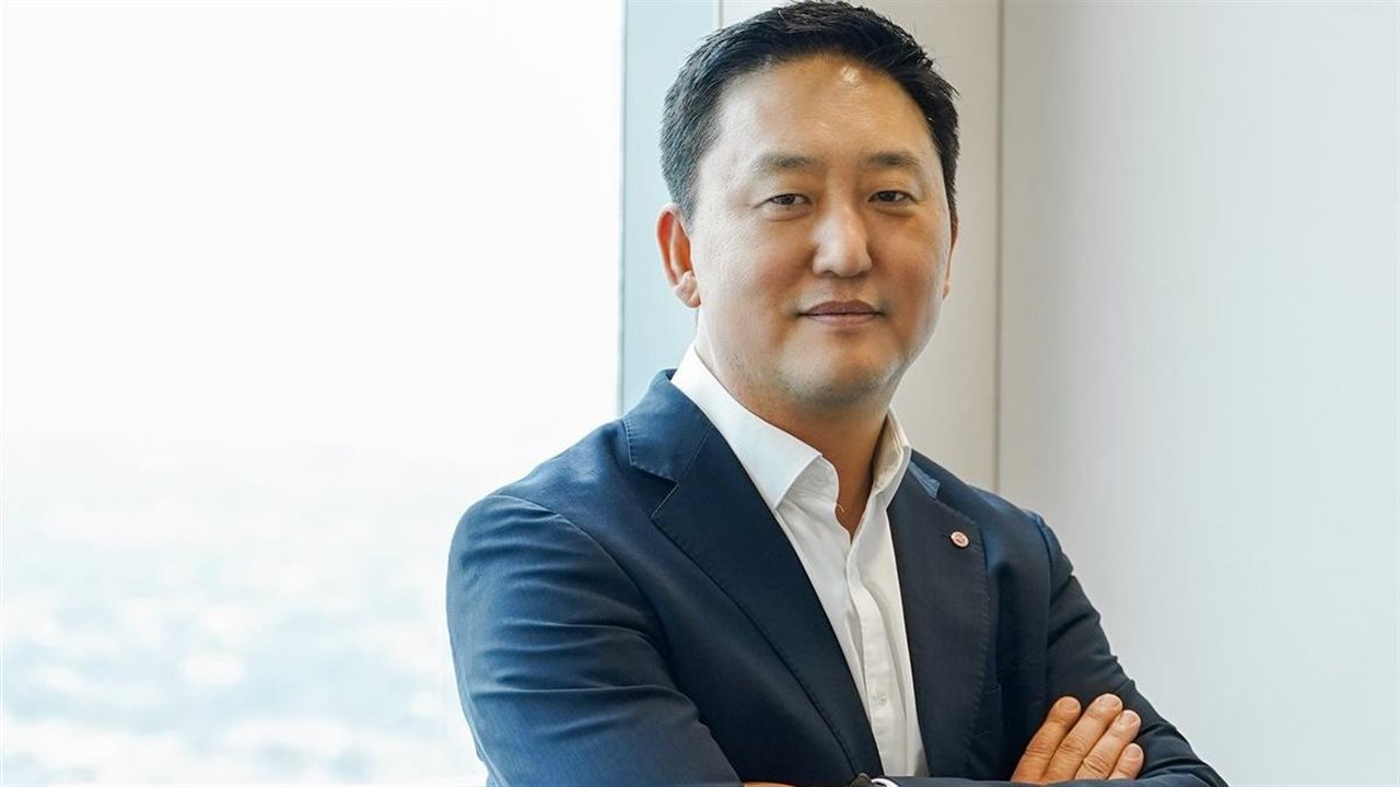 Ha Sang-chul, president of LG Indonesia wearing a blue suit.