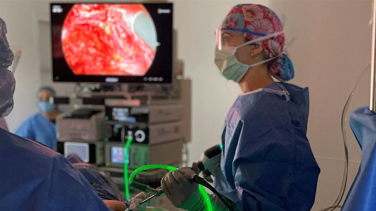 Courtney Poston, M.D., performing a procedure. Poston diagnoses and treats complex conditions like endometriosis using smaller incisions.