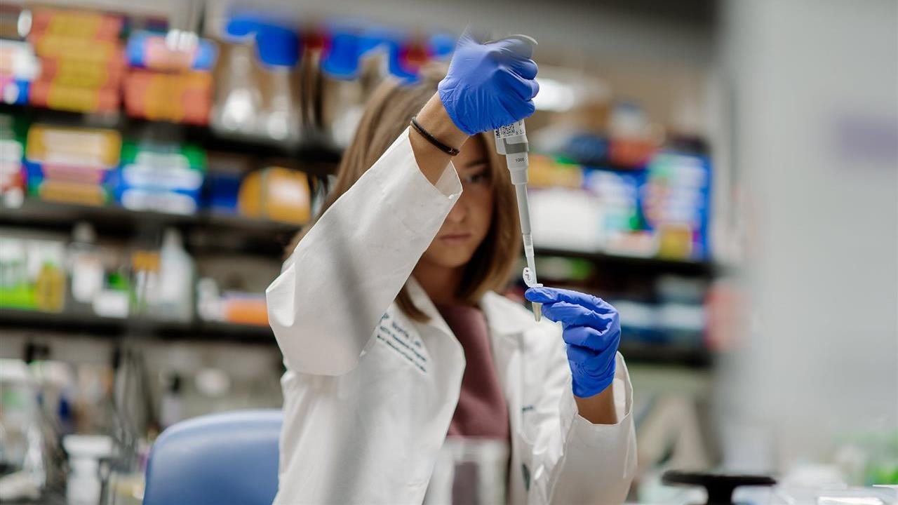 EDS researcher in a lab at the Medical University of South Carolina (MUSC).