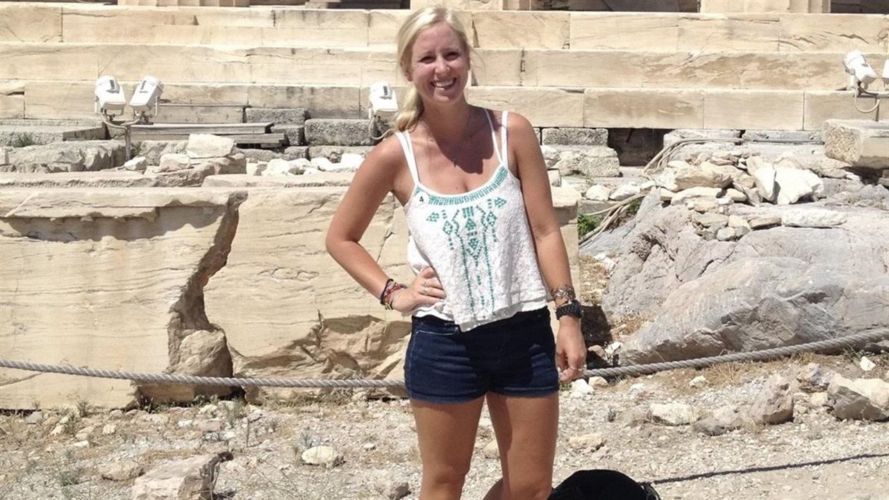Gretchen, living with Type 1 diabetes (T1D), on vacation in Greece.