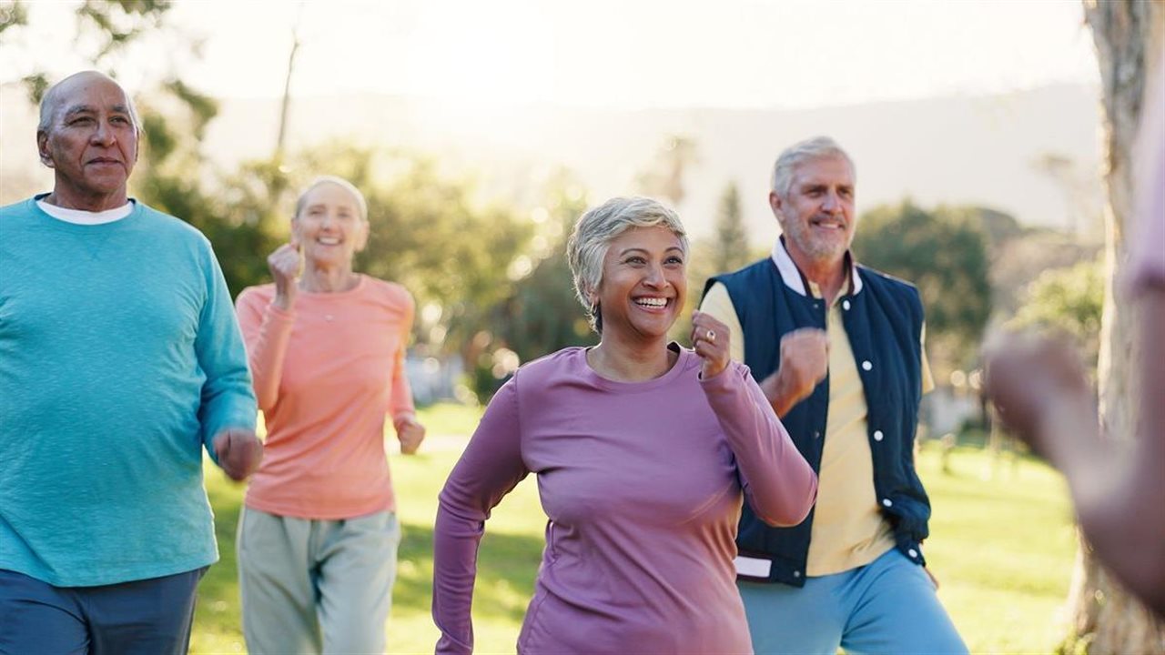 Un grupo diverso de personas mayores haciendo power walking.